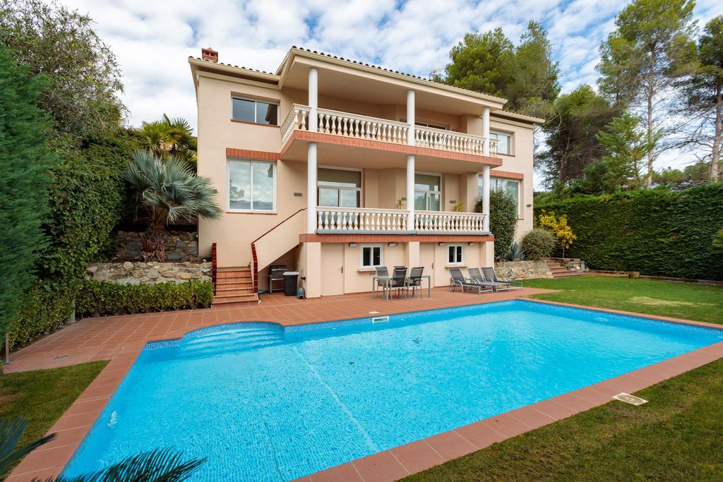 Luxury 5 bedroom Detached House for sale in Cabrils, Catalonia
