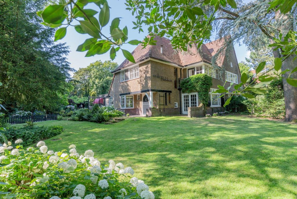 6 room luxury Semidetached House for sale in Laren, Netherlands