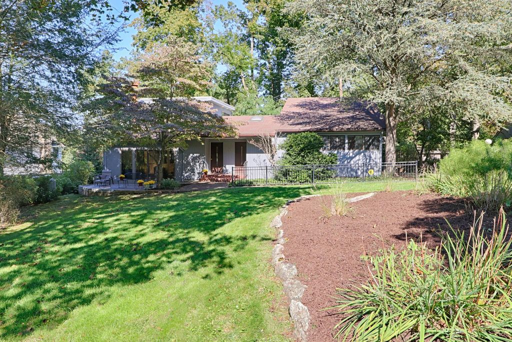 luxury-detached-house-for-sale-in-westport-connecticut-129369565