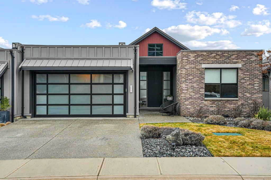 4 bedroom luxury Detached House for sale in Vernon, Canada