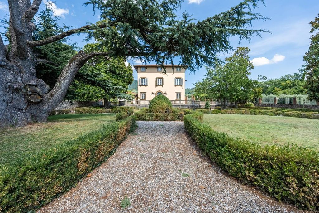 Luxury 9 room Detached House for sale in Via Tramonte, Lucca, Provincia