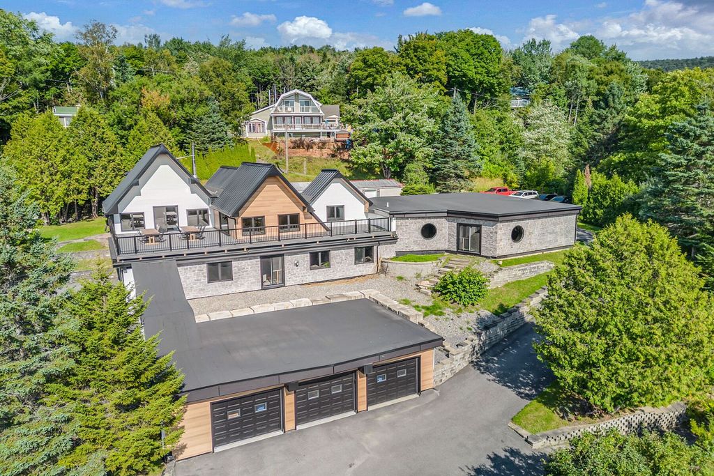 Maison de luxe de 4 chambres en vente LacBeauport, Québec 129209370