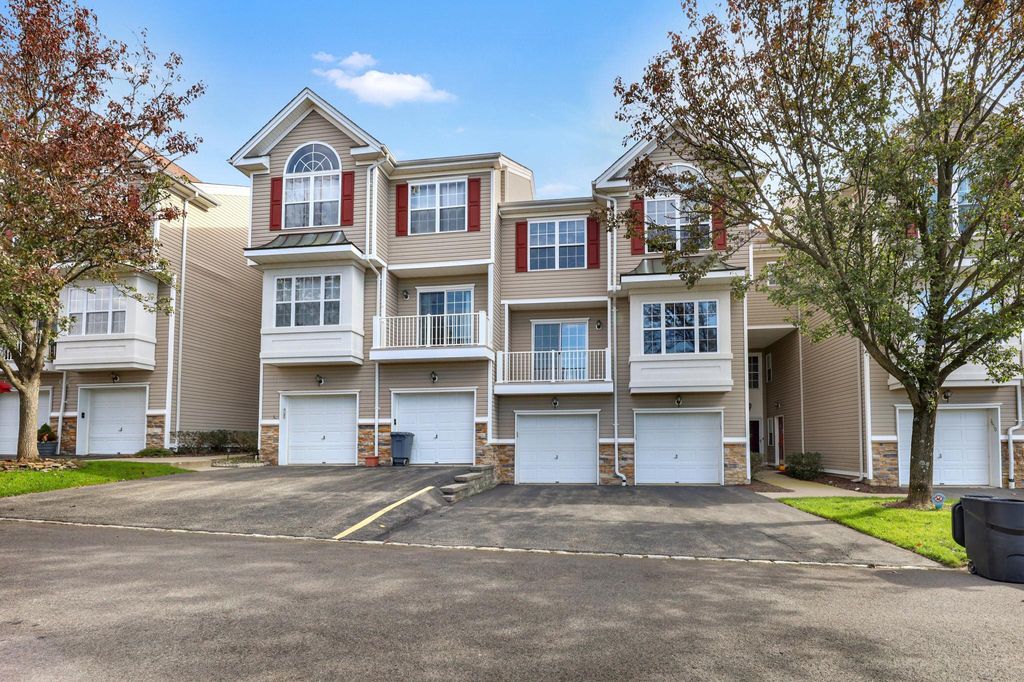 2 bedroom luxury Townhouse for sale in Pompton Lakes, United States