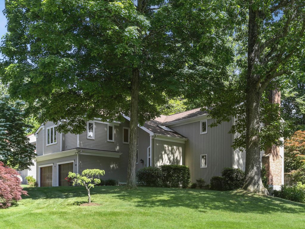 Luxury 9 room Detached House for sale in 22 Silvermine Woods, Wilton