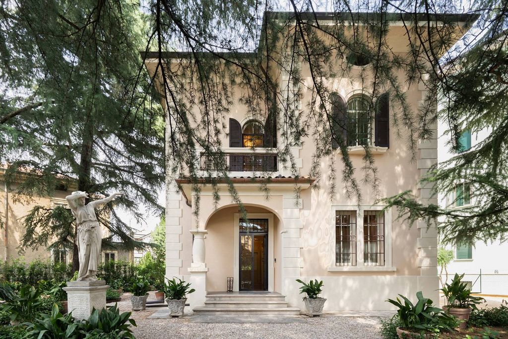 8 room luxury Villa for sale in Verona, Italy