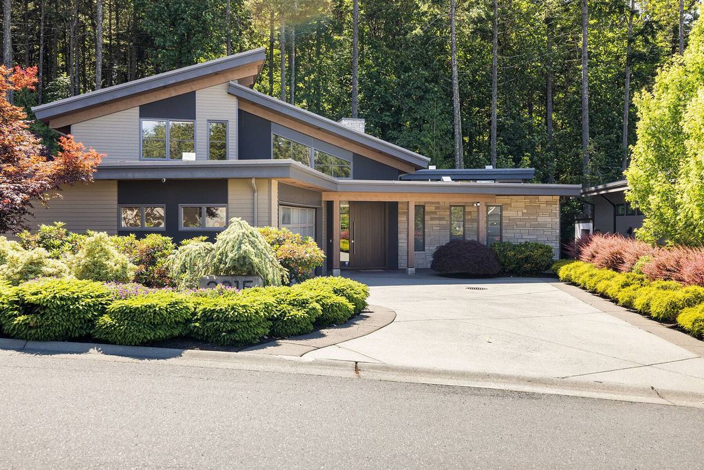 Luxury Detached House for sale in Langford, Canada - 132680337 - LuxuryEstate.com