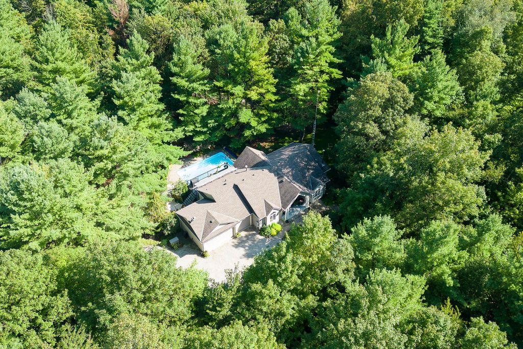 2 bedroom luxury Detached House for sale in Campbellville, Canada