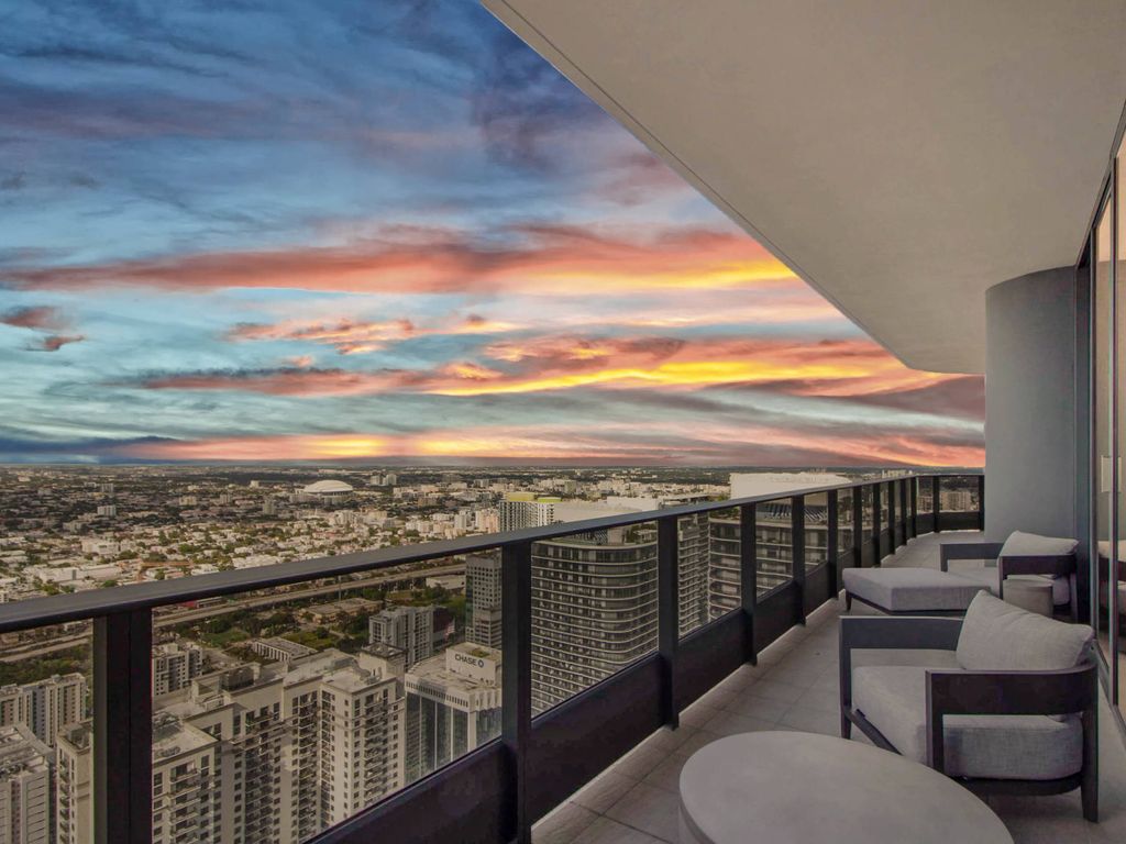Luxury apartment complex for sale in 1000 Brickell Plaza, Miami, FL