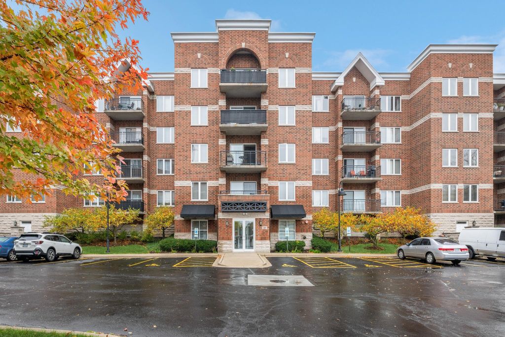 2 bedroom luxury Apartment for sale in Arlington Heights, Illinois