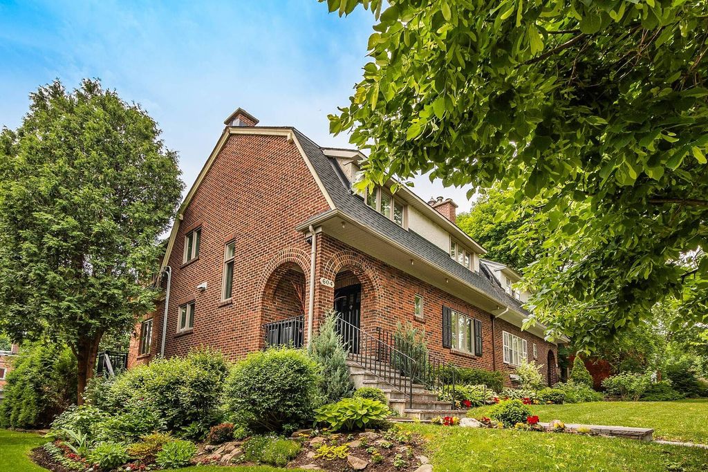 3 bedroom luxury Detached House for sale in Westmount, Quebec