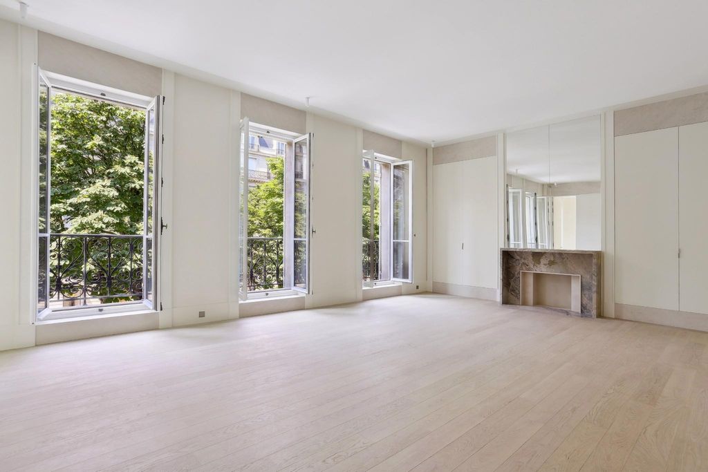 4 room luxury Apartment for sale in ChampsElysées, Madeleine, Triangle