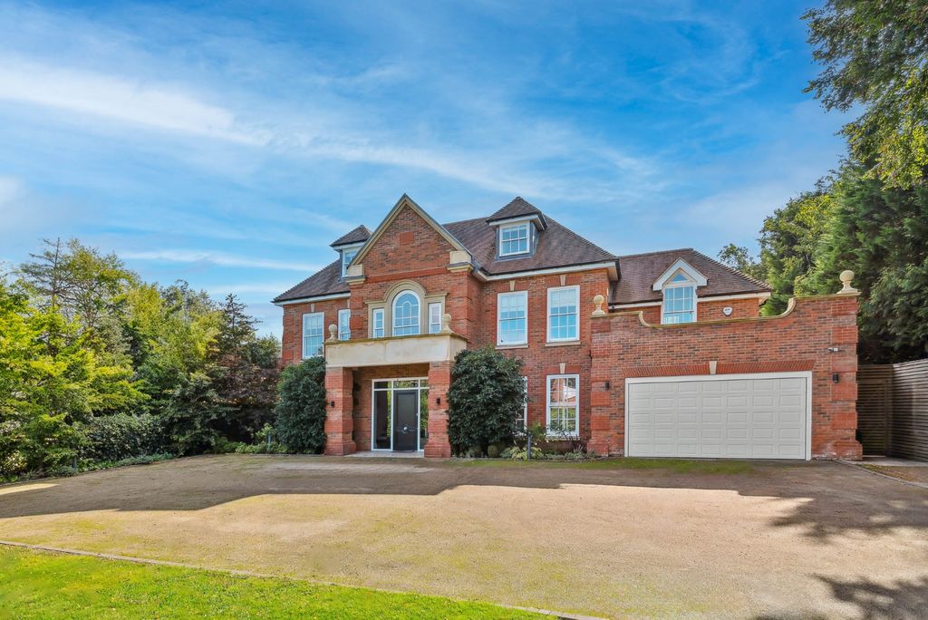 Luxury 6 bedroom Detached House for sale in Oxshott, England