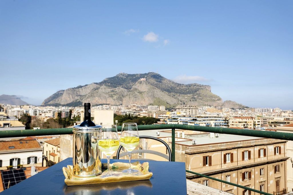 6 room luxury Flat for sale in Palermo, Italy