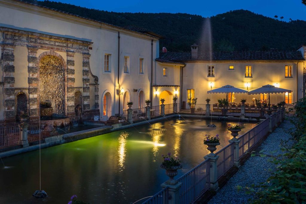 Prestigiosa Casa Indipendente di 1600 mq in affitto Lucca, Toscana