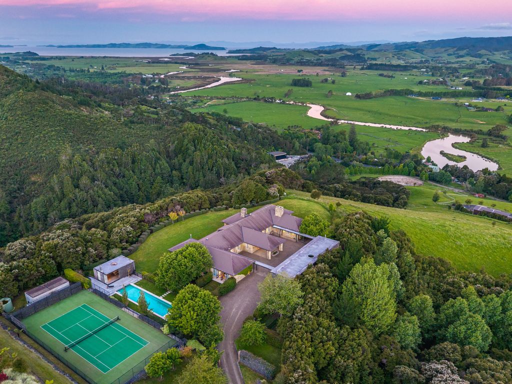 6 bedroom exclusive farmhouse for sale in Papakura, Auckland - 132055467 - LuxuryEstate.com