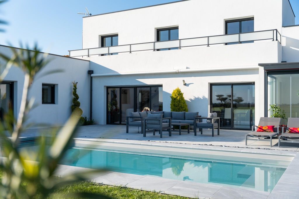 Maison de luxe de 6 pièces en vente La Rochelle, France 129005119