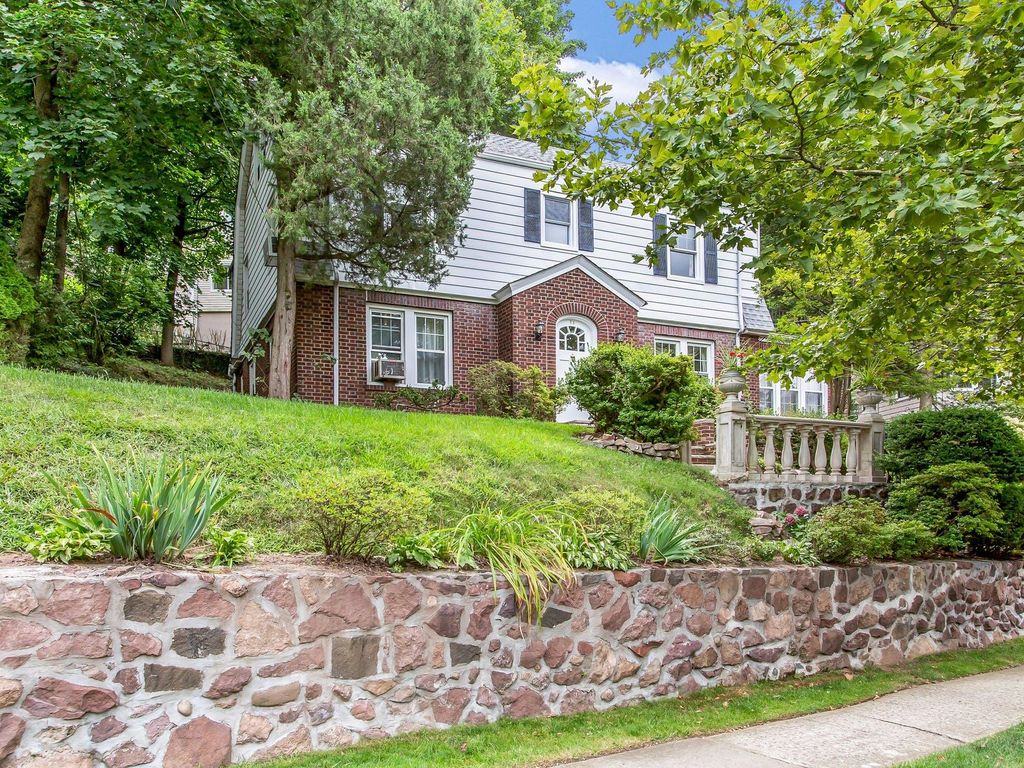 5 bedroom luxury Detached House for sale in 85 Paulin Boulevard, Leonia