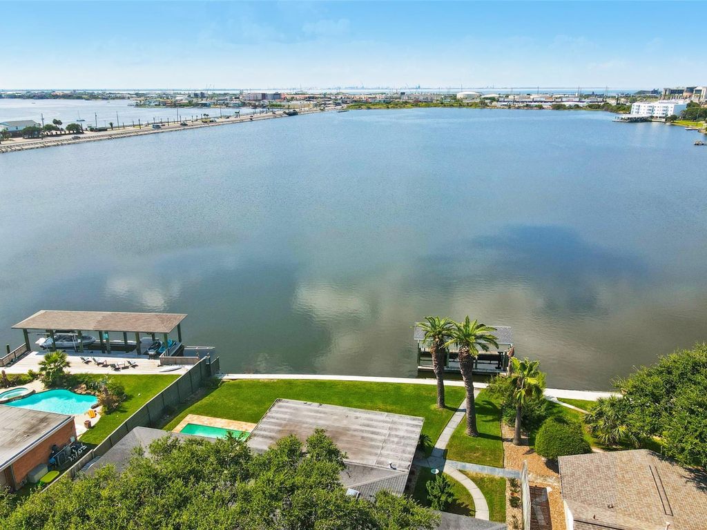 Luxury 10 room Detached House for sale in 22 S Shore Drive, Galveston, Galveston County, Texas