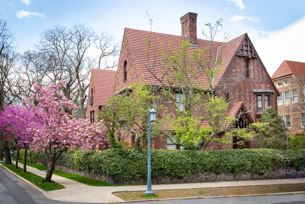 Luxury Detached House for sale in Forest Hills, New York