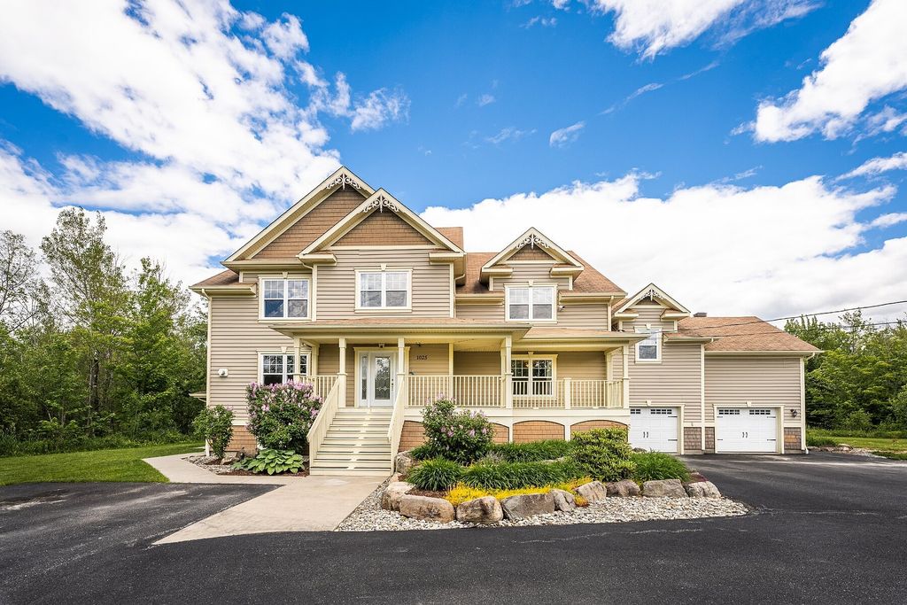 4 bedroom luxury Detached House for sale in Sherbrooke, Canada