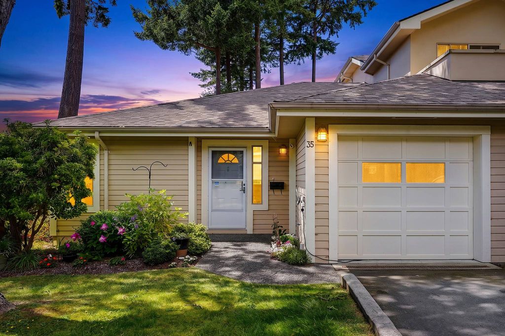 Коттедж в жилом комплексе 116 м2 в продажа Esquimalt, Канада