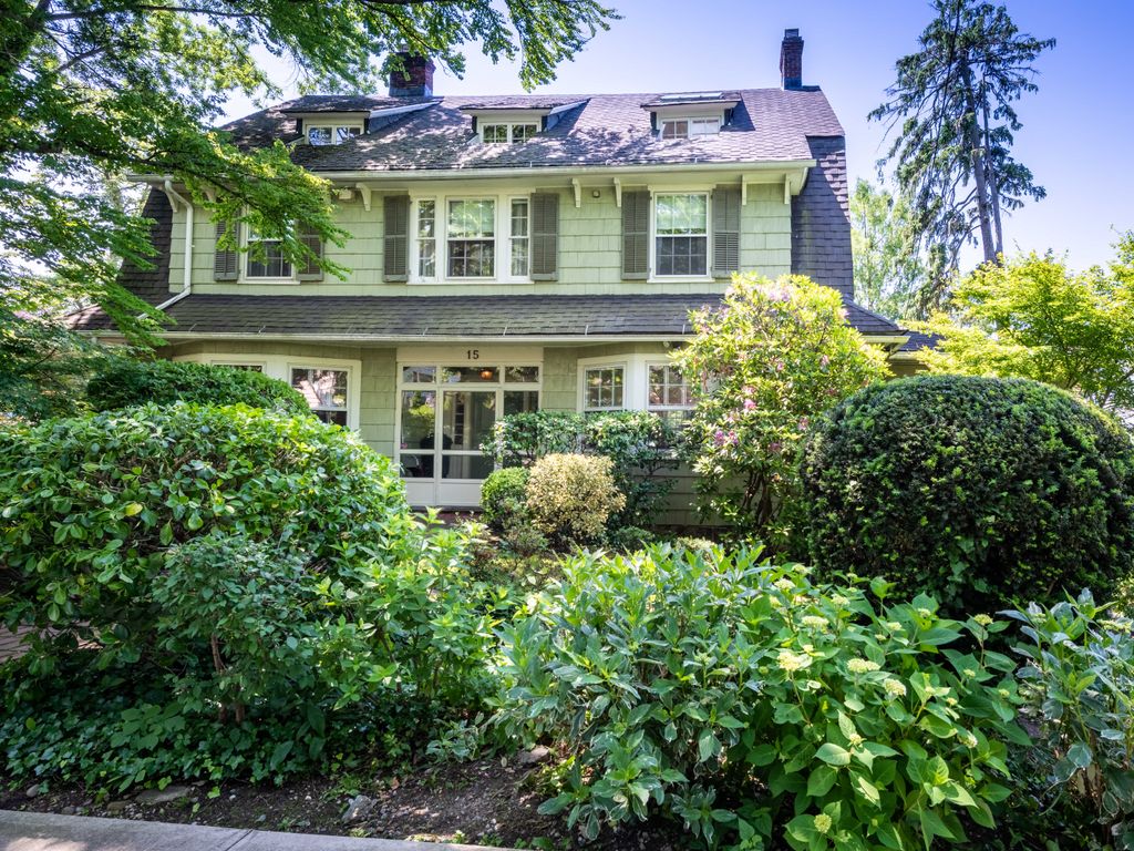 7 bedroom luxury Detached House in 15 Shore Rd, Queens, NY 11363