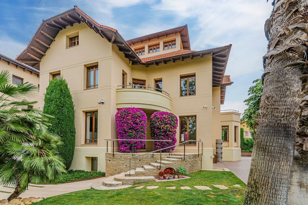 8 room luxury Detached House for sale in Barcelona, Catalonia