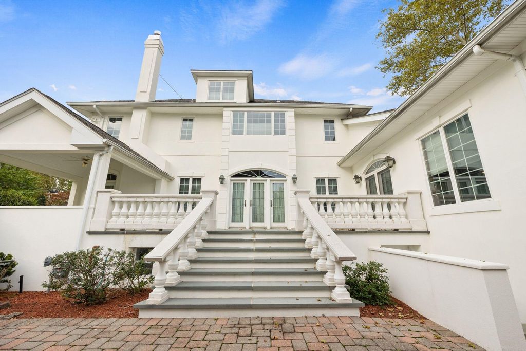 5 bedroom luxury Detached House for sale in Fort Lee, New Jersey
