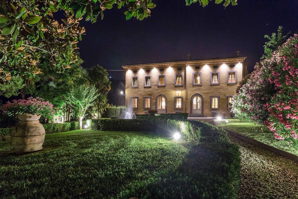 Prestigiosa Casa Indipendente di 1600 mq in affitto Lucca, Italia