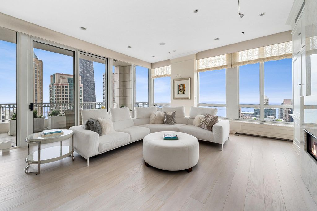 Luxury apartment complex for sale in Chicago, United States 127717753