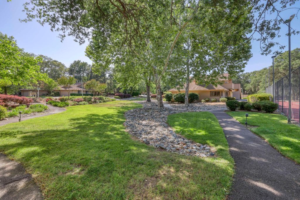 Casa indipendente in Vendita a Citrus Heights, rif. LX126635305