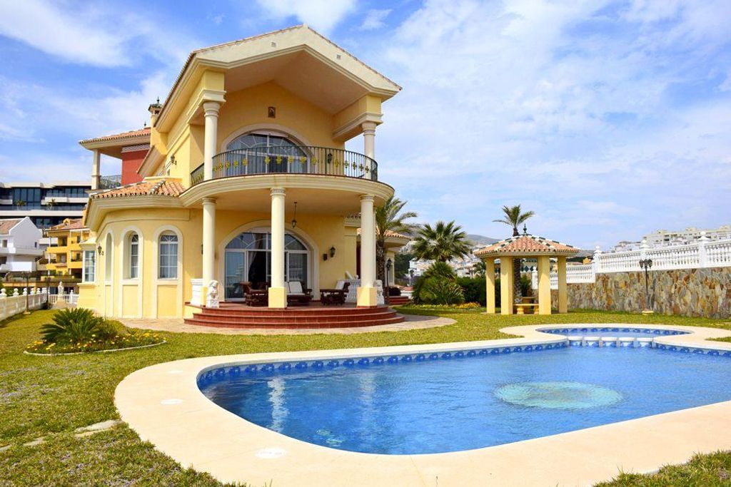 8 room luxury Villa for sale in Benalmádena, Spain 128372151