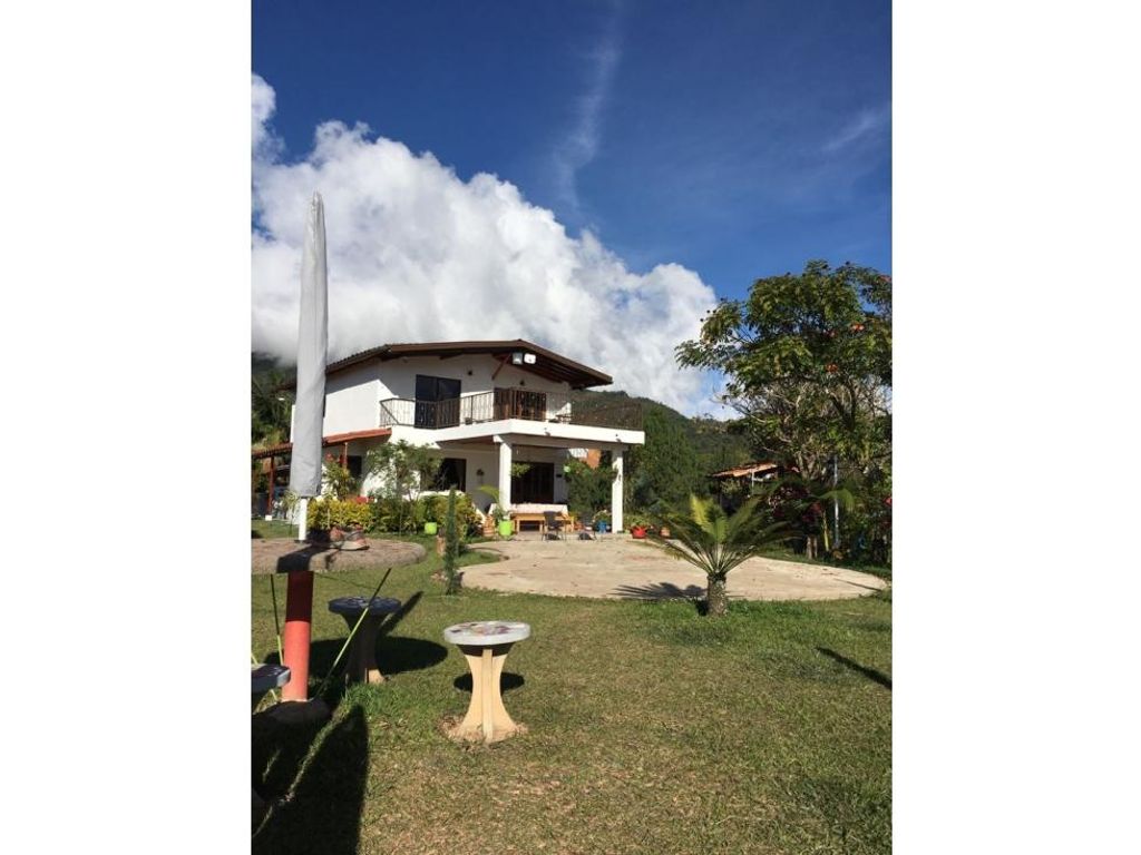 3 bedroom exclusive farmhouse for sale in Guatapé, Departamento de