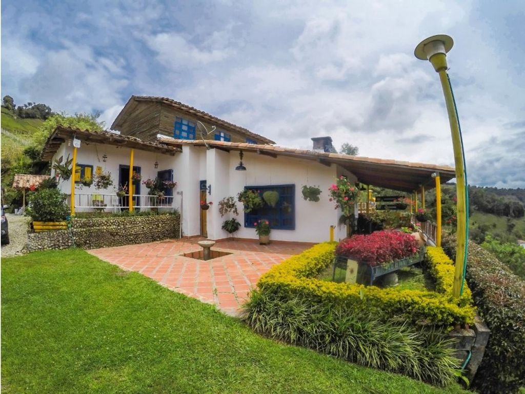 4 bedroom exclusive farmhouse for sale in Guatapé, Departamento de