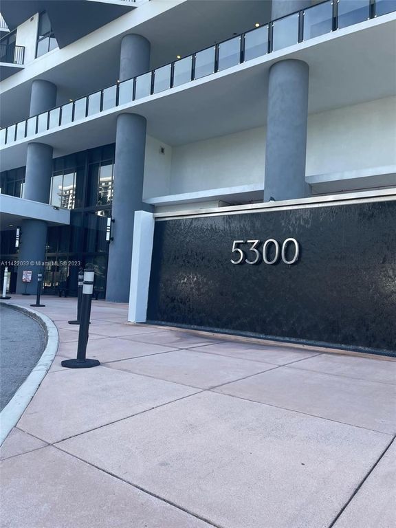 Luxury apartment complex for sale in Doral, Florida 129262657