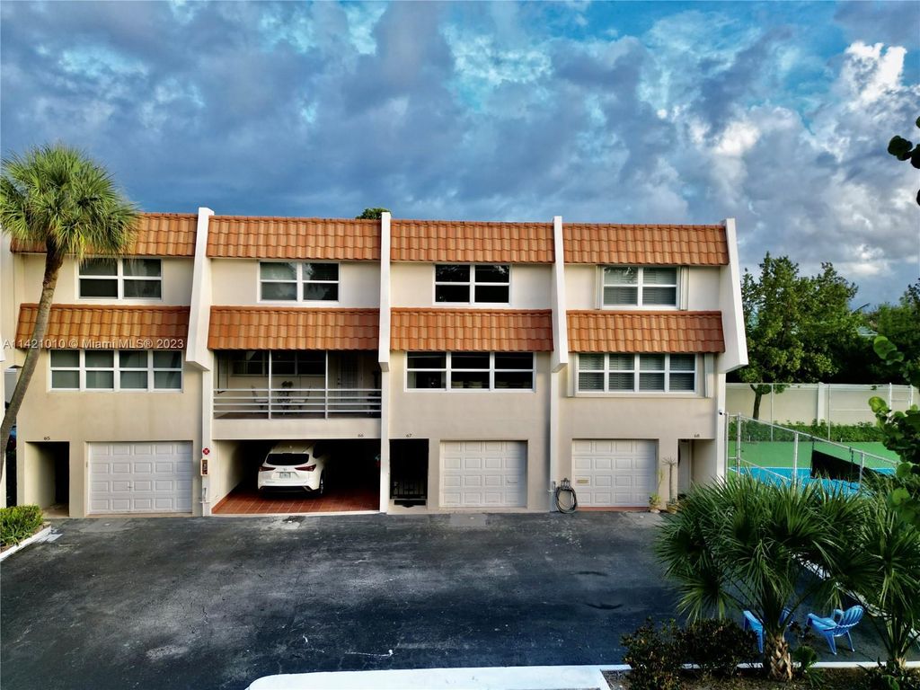 2 bedroom luxury Townhouse for sale in Lauderdale by the sea, United