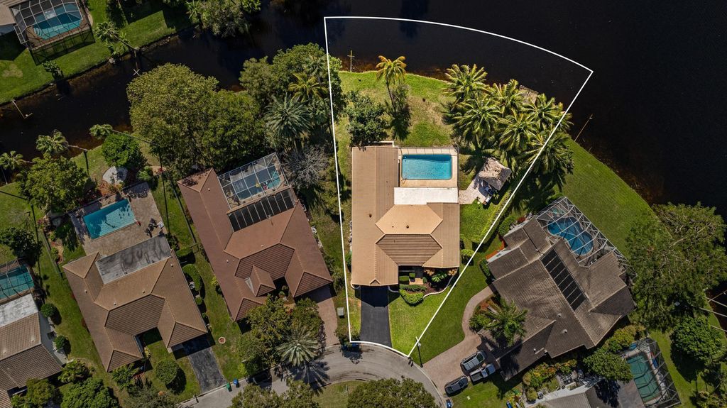 4 bedroom luxury Villa for sale in Coral Springs, Florida