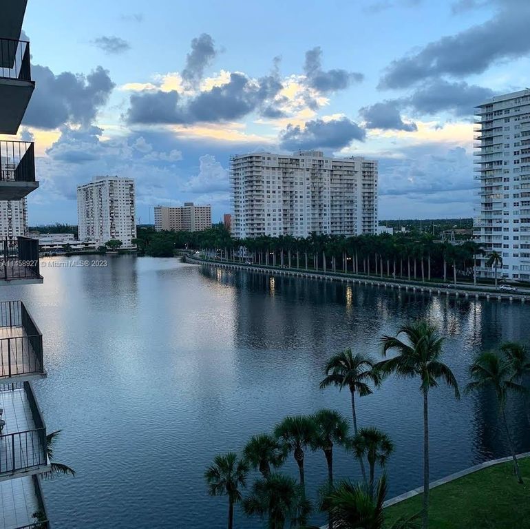 Luxury apartment complex for sale in Aventura, Florida 129369740