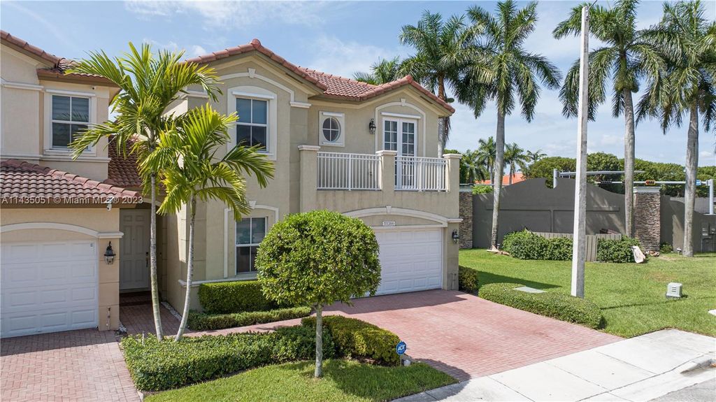 5 bedroom luxury Townhouse for sale in Doral, Florida