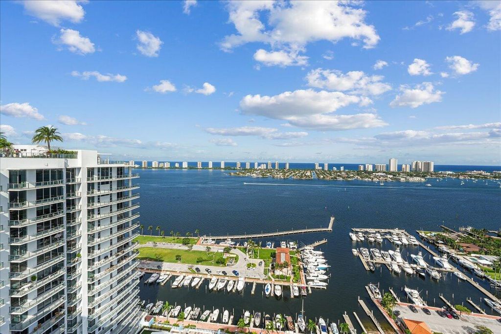 Luxury apartment complex for rent in West Palm Beach, United States ...