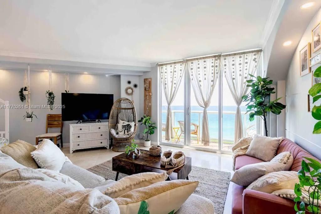 Luxury apartment complex for sale in Hollywood, United States ... - Luxury Living Apartment Complexes In Usa