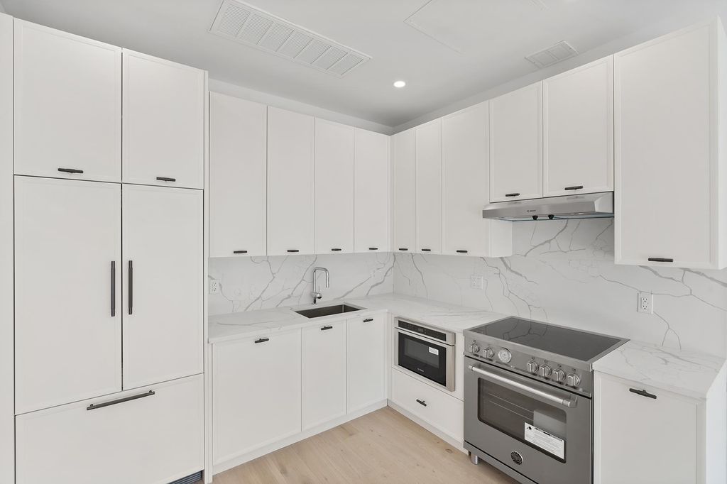 Luxury apartment complex for sale in 512 47th Avenue, Queensbridge