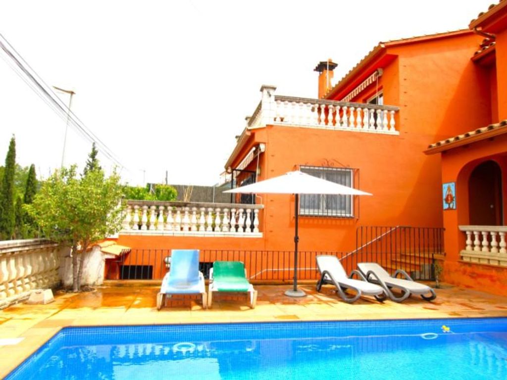 4 room luxury Villa for sale in Lloret de Mar, Catalonia 127696310