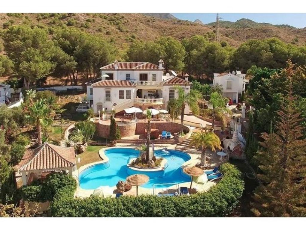 8 room luxury Villa for sale in Nerja, Andalusia 128524615