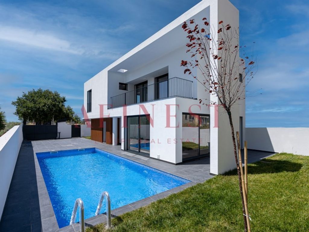 4 room luxury House for sale in Sao Miguel das Encostas (Carcavelos
