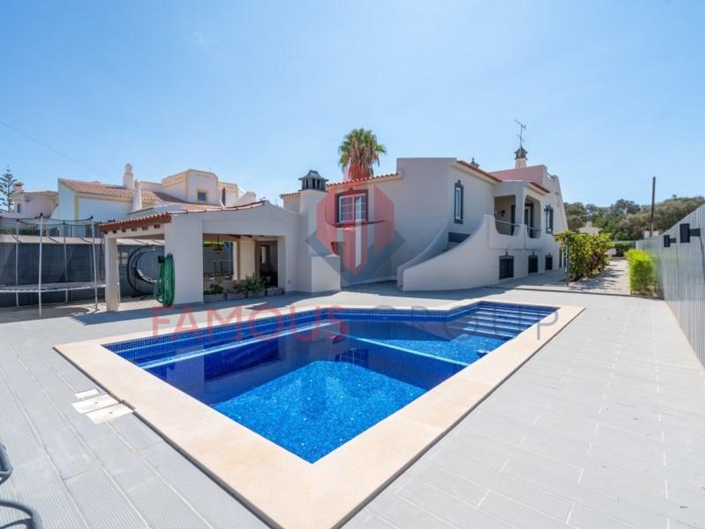 3 room luxury Villa for sale in Rua Monte Canelas, Portimão, Distrito