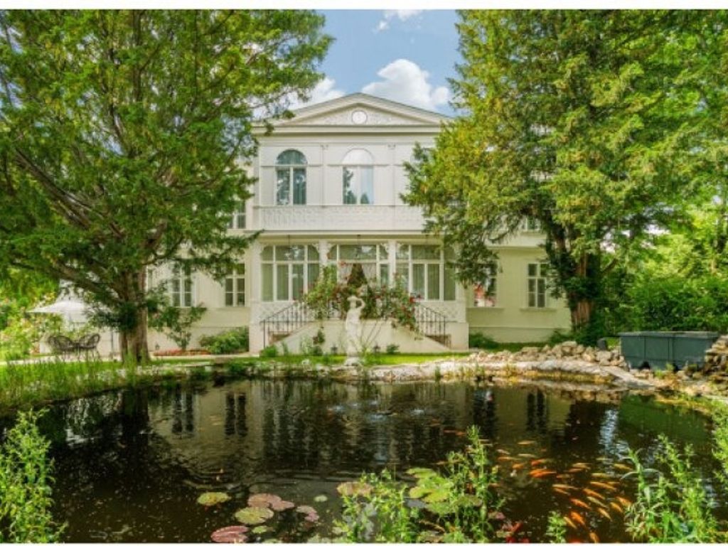 Luxuriöse 15 Zimmern - Villa zu verkaufen in Baden, Niederösterreich