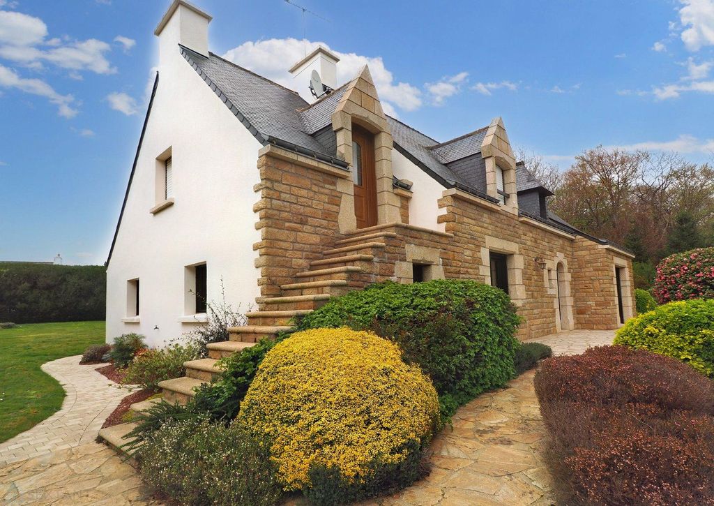 8 room luxury Villa for sale in Baud, France 128999653