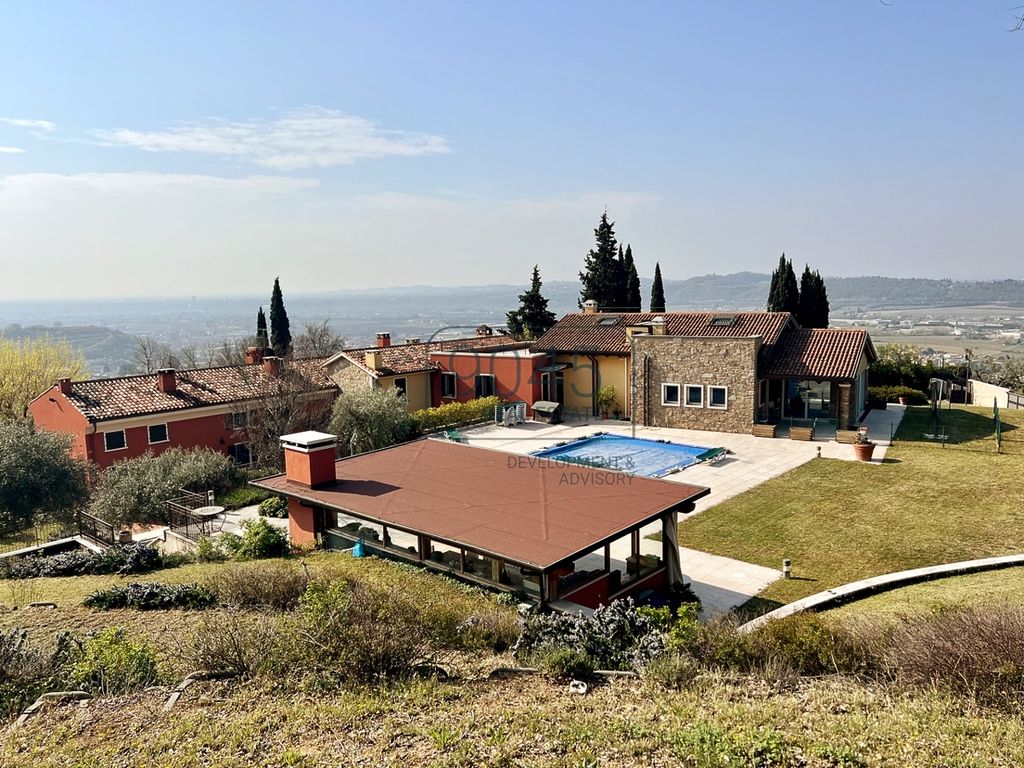 Prestigiosa casa di 960 mq in vendita Sant'Ambrogio di Valpolicella, Italia