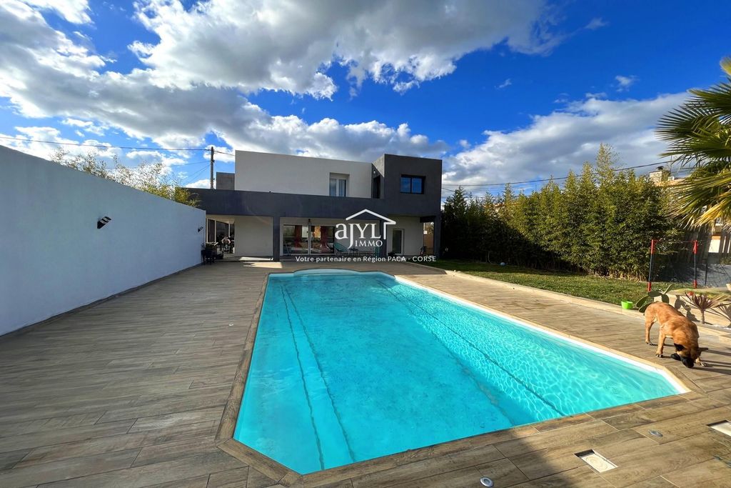 5 room luxury Villa for sale in Les PennesMirabeau, France 128453994